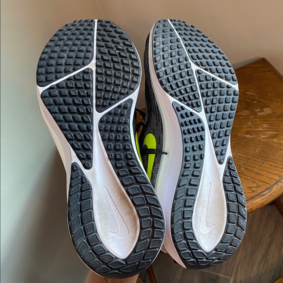 Men\'s Black and Neon Yellow Nike Vomero 17
Black Light Smoke Grey Volt Size 9 main image 7